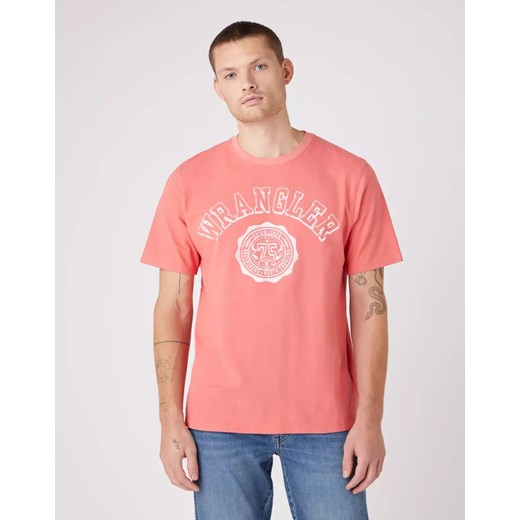 WRANGLER COLLEGIATE TEE MĘSKI T-SHIRT KOSZULKA NADRUK LOGO SPICED CORAL W7E0EJX6Y 112146307 ze sklepu YouNeedit.pl w kategorii T-shirty męskie - zdjęcie 180313542