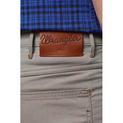 WRANGLER ARIZONA STRETCH MĘSKIE SPODNIE MATERIAŁOWE LIGHT OLIVE W12OAN148 Wrangler W32 L34 YouNeedit.pl