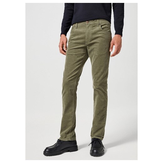 WRANGLER GREENSBORO MĘSKIE SPODNIE MATERIAŁOWE SZTRUKSOWE SZTRUKS DUSTY OLIVE 112356861 W15Q018011 ze sklepu YouNeedit.pl w kategorii Spodnie męskie - zdjęcie 180316151
