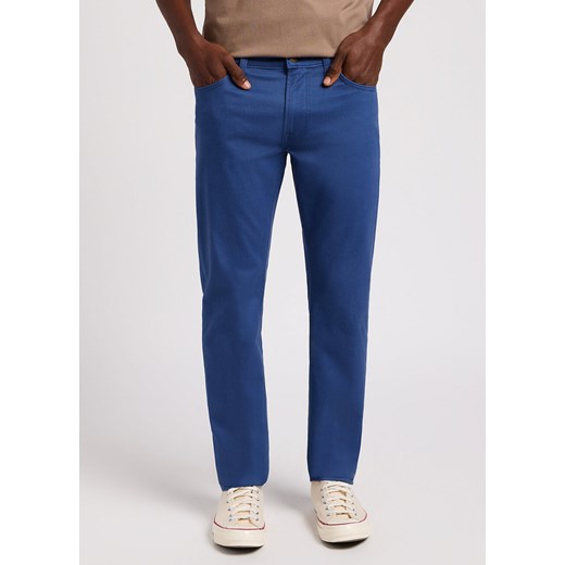 LEE DAREN ZIP FLY MĘSKIE SPODNIE MATERIAŁOWE CHINO CHINOSY DRAMA BLUE 112349220 L707016069 ze sklepu YouNeedit.pl w kategorii Spodnie męskie - zdjęcie 180318373
