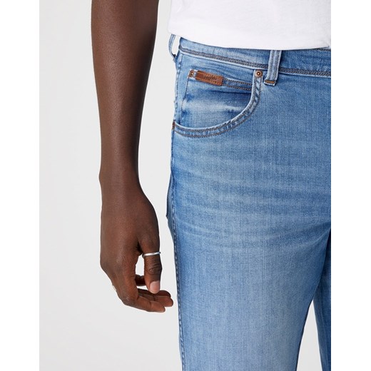 MĘSKIE SPODNIE JEANSOWE WRANGLER TEXAS SLIM LIGHT STRIKE W12SQ148S 112126516 Wrangler W32 L32 YouNeedit.pl