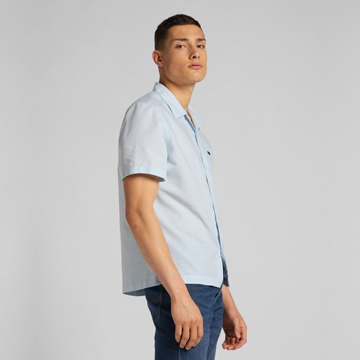 MĘSKA KOSZULA MATERIAŁOWA LEE SS RESORT SHIRT SKYWAY BLUE L67PKWQL 112116913 ze sklepu YouNeedit.pl w kategorii Koszule męskie - zdjęcie 180319033