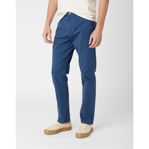 WRANGLER CASEY CHINO MĘSKIE SPODNIE MATERIAŁOWE DARK DENIM W1C050XTG 112141230 ze sklepu YouNeedit.pl w kategorii Spodnie męskie - zdjęcie 180321563