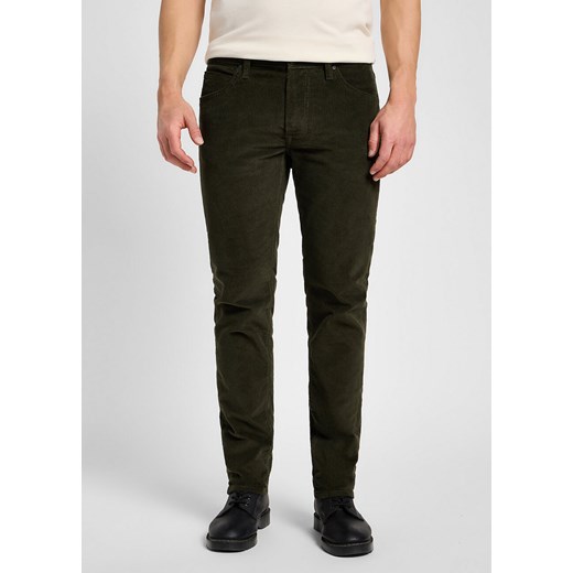 LEE MĘSKIE SPODNIE MATERIAŁOWE SZTRUKSOWE SZTRUKS DAREN ZIP FLY OLIVE NIGHT 112355816 L707016192 ze sklepu YouNeedit.pl w kategorii Spodnie męskie - zdjęcie 180323324