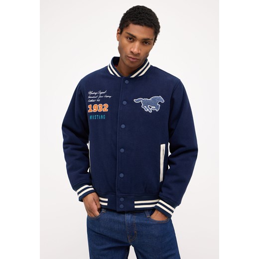 MUSTANG Rigby MĘSKA KURTKA Z NADRUKAMI Dress Blues 1014779 5334 ze sklepu YouNeedit.pl w kategorii Kurtki męskie - zdjęcie 180324701
