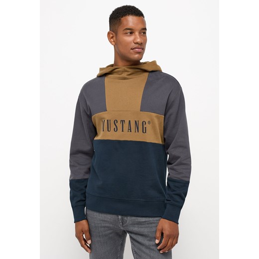 MĘSKA BLUZA Z KAPTUREM MUSTANG LOGO Bennet Color Block Carbon 1014506 4135 ze sklepu YouNeedit.pl w kategorii Bluzy męskie - zdjęcie 180324734