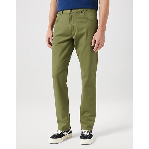 WRANGLER GREENSBORO MĘSKIE SPODNIE MATERIAŁOWE MATERIAŁ OLIVE W112350800 ze sklepu YouNeedit.pl w kategorii Spodnie męskie - zdjęcie 180324771
