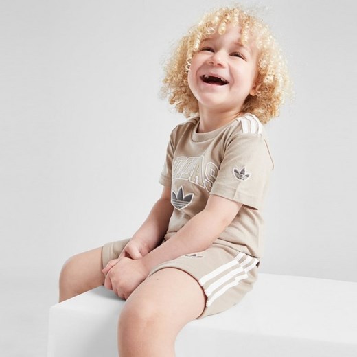 ADIDAS KOMPLET $VARSITY T/SHT SET BGE ze sklepu JD Sports  w kategorii Komplety niemowlęce - zdjęcie 180333370