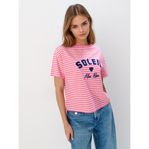Mohito - Różowy t-shirt w paski - mocny różowy ze sklepu Mohito w kategorii Bluzki damskie - zdjęcie 180339860