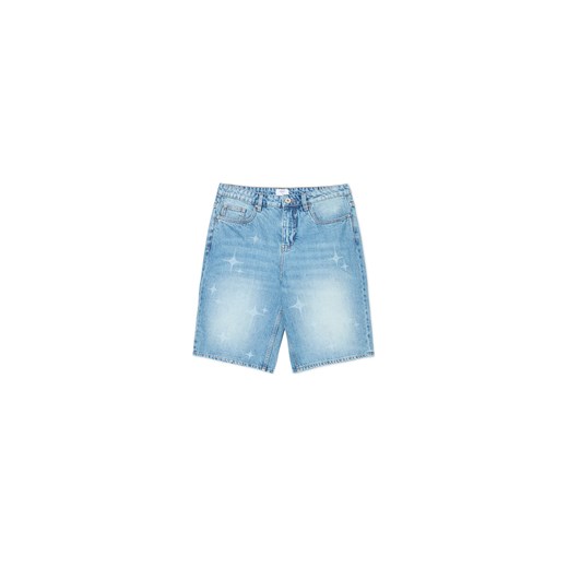 Cropp - Jeansowe szorty loose z motywem gwiazd - niebieski ze sklepu Cropp w kategorii Spodenki męskie - zdjęcie 180344573