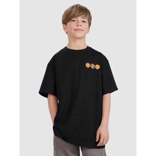 Chłopięcy t-shirt z nadrukiem 4F 4FJRSS25TTSHM2640 - czarny ze sklepu Sportstylestory.com w kategorii T-shirty chłopięce - zdjęcie 180356880
