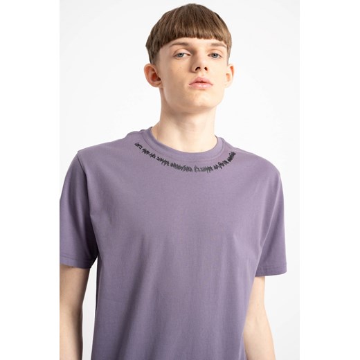Fioletowy t-shirt z minimalistycznym nadrukiem przy dekolcie, rozmiar - 140, kolor - fioletowy ze sklepu REPORTER w kategorii T-shirty chłopięce - zdjęcie 180379461