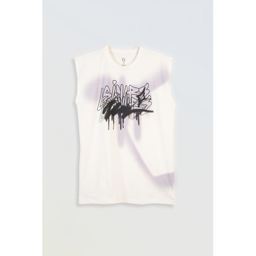 Kremowy t-shirt bez rękawów z autorską grafiką z przodu, rozmiar - 140, kolor - kremowy ze sklepu REPORTER w kategorii T-shirty chłopięce - zdjęcie 180379484
