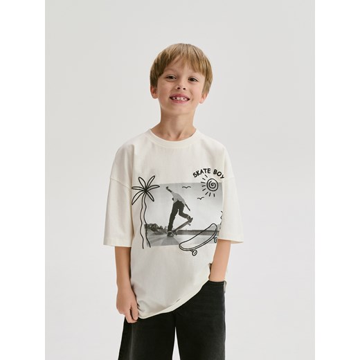 Reserved - Bawełniany t-shirt z nadrukiem - złamana biel ze sklepu Reserved w kategorii T-shirty chłopięce - zdjęcie 180388533