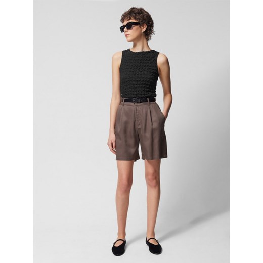 Damskie spodenki casual Outhorn OTHWSS24TSHOF396 - brązowe ze sklepu Sportstylestory.com w kategorii Szorty - zdjęcie 180392323