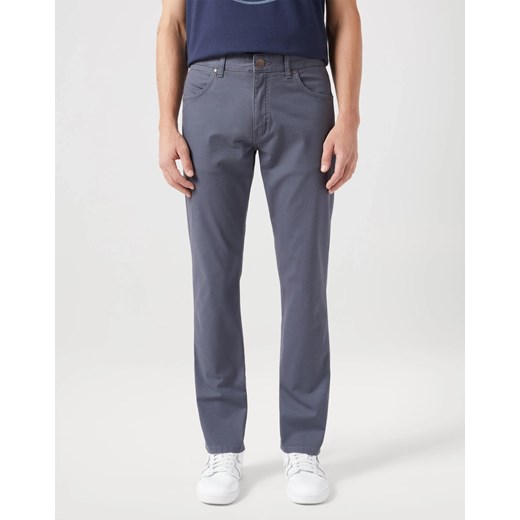 WRANGLER MĘSKIE SPODNIE MATERIAŁOWE GREENSBORO TURBULENCE 112350801 ze sklepu YouNeedit.pl w kategorii Spodnie męskie - zdjęcie 180396230