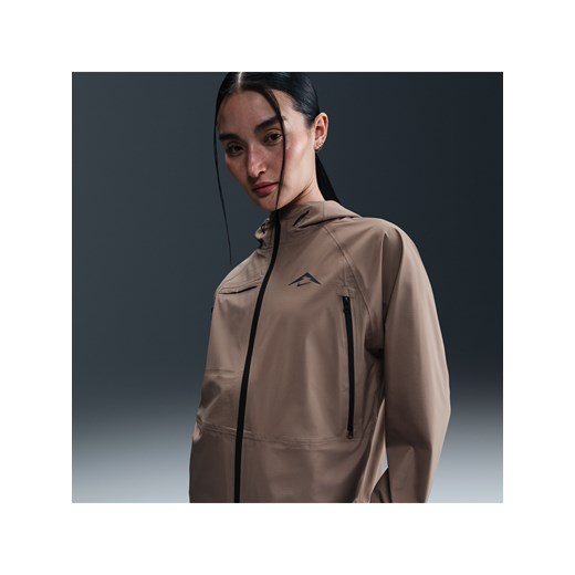 Damska kurtka do biegania Storm-FIT ADV Nike Trail - Brązowy ze sklepu Nike poland w kategorii Kurtki damskie - zdjęcie 180396674