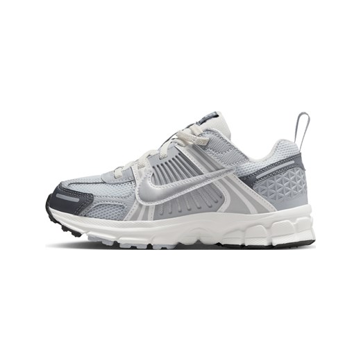 Buty dla małych dzieci Nike Vomero 5 - Szary ze sklepu Nike poland w kategorii Buty sportowe dziecięce - zdjęcie 180396680