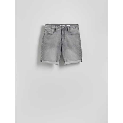 Reserved - Szorty slim fit z zakładkami - jasnoszary ze sklepu Reserved w kategorii Spodenki męskie - zdjęcie 180405532
