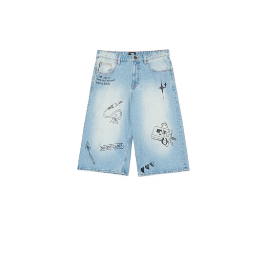Cropp - Jeansowe szorty skater z efektem sprania - niebieski ze sklepu Cropp w kategorii Spodenki męskie - zdjęcie 180427432