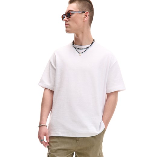 Cropp - Biała koszulka comfort - biały ze sklepu Cropp w kategorii T-shirty męskie - zdjęcie 180429911