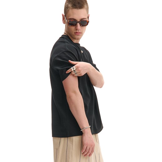 Cropp - Czarna koszulka comfort - czarny ze sklepu Cropp w kategorii T-shirty męskie - zdjęcie 180429921