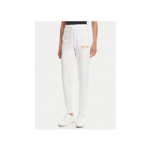 Versace Jeans Couture Spodnie dresowe 78HAAT06 Biały Regular Fit ze sklepu MODIVO w kategorii Spodnie damskie - zdjęcie 180446633