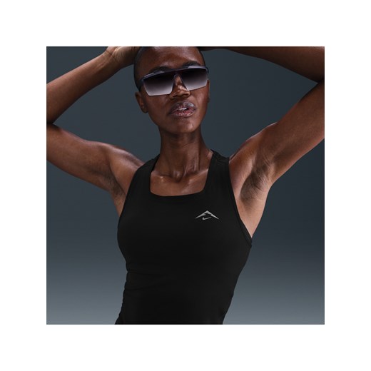 Damska koszulka bez rękawów do biegania Dri-FIT Nike Trail - Czerń ze sklepu Nike poland w kategorii Bluzki damskie - zdjęcie 180449902
