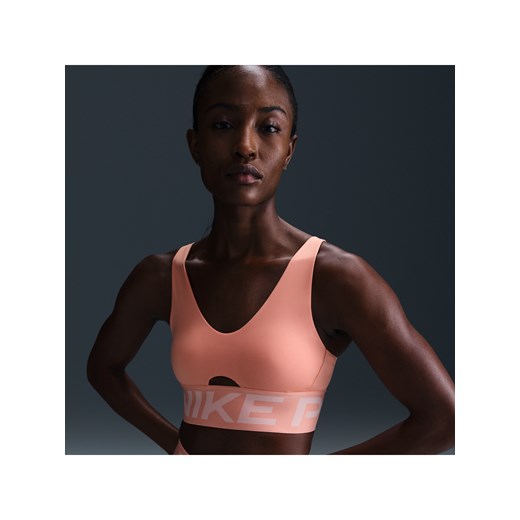 Damski stanik sportowy z wkładkami i średnim wsparciem Nike Pro Indy Plunge - Pomarańczowy ze sklepu Nike poland w kategorii Biustonosze - zdjęcie 180449911