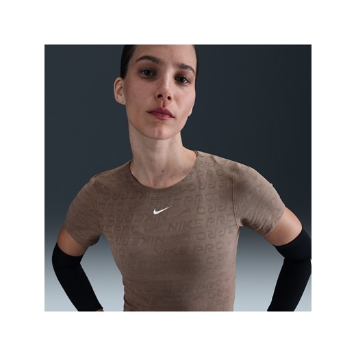Damska żakardowa koszulka z krótkim rękawem o skróconym kroju Dri-FIT Nike Pro - Brązowy ze sklepu Nike poland w kategorii Bluzki damskie - zdjęcie 180449924