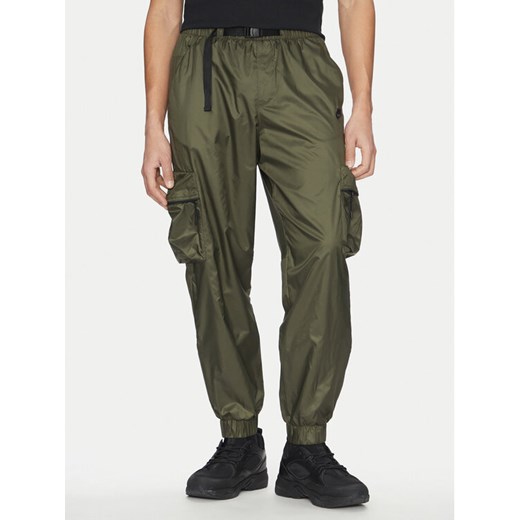 Nike Spodnie dresowe FB7911 Khaki Regular Fit ze sklepu MODIVO w kategorii Spodnie męskie - zdjęcie 181059570