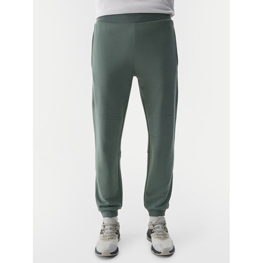 4F Spodnie dresowe 4FWSS24TTROM645 Zielony Regular Fit ze sklepu MODIVO w kategorii Spodnie męskie - zdjęcie 181072890