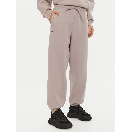 Under Armour Spodnie dresowe UA Icon Heavyweight 1386488 Szary Oversize ze sklepu MODIVO w kategorii Spodnie damskie - zdjęcie 181083704