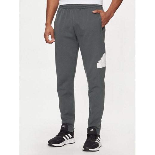 adidas Spodnie dresowe Future Icons Badge of Sport IR9177 Szary Regular Fit ze sklepu MODIVO w kategorii Spodnie męskie - zdjęcie 181085193