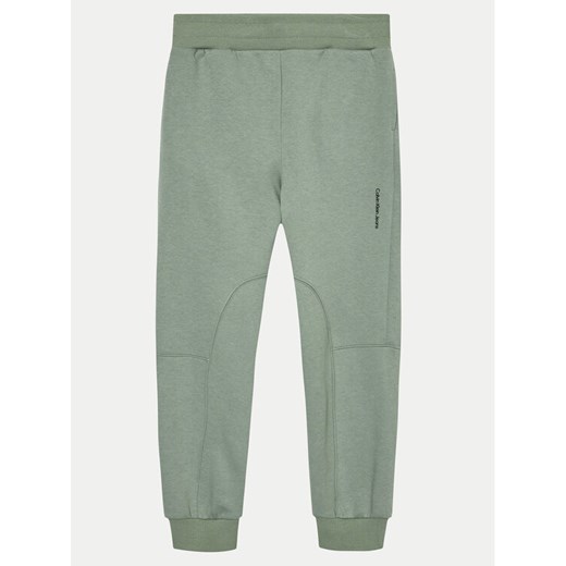 Calvin Klein Jeans Spodnie dresowe Minimalistic Logo IB0IB02123 Zielony Regular Fit ze sklepu MODIVO w kategorii Spodnie chłopięce - zdjęcie 181092374