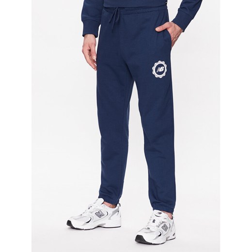 New Balance Spodnie dresowe MP31902 Granatowy Regular Fit ze sklepu MODIVO w kategorii Spodnie męskie - zdjęcie 181098992