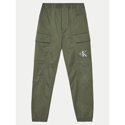 Calvin Klein Jeans Joggery Essential IB0IB02270 Zielony Regular Fit ze sklepu MODIVO w kategorii Spodnie chłopięce - zdjęcie 181127254