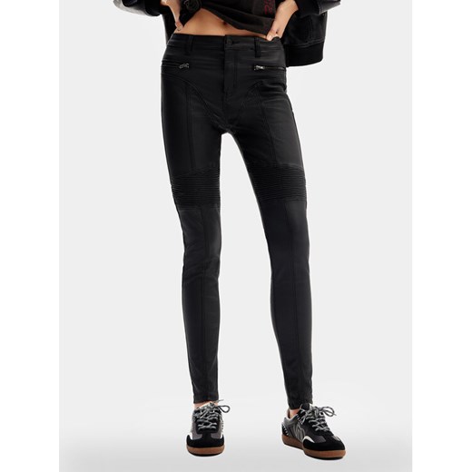 Desigual Spodnie z imitacji skóry Oslo 24SWPW26 Czarny Slim Fit Desigual 36 MODIVO