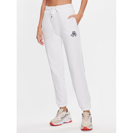 Tommy Hilfiger Spodnie dresowe WW0WW40083 Biały Tapered Fit ze sklepu MODIVO w kategorii Spodnie damskie - zdjęcie 181131511