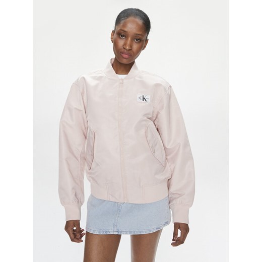 Calvin Klein Jeans Kurtka bomber J20J223034 Różowy Relaxed Fit ze sklepu MODIVO w kategorii Kurtki damskie - zdjęcie 181148502