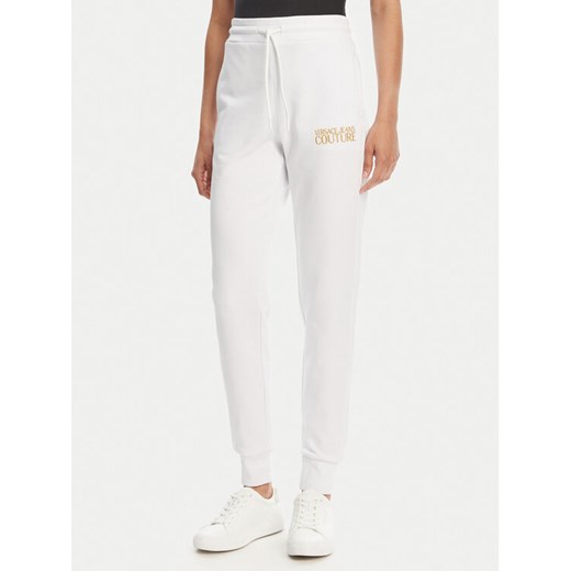 Versace Jeans Couture Spodnie dresowe 78HAAT06 Biały Regular Fit ze sklepu MODIVO w kategorii Spodnie damskie - zdjęcie 181154442
