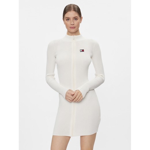 Tommy Jeans Sukienka dzianinowa Badge DW0DW17525 Biały Slim Fit ze sklepu MODIVO w kategorii Sukienki - zdjęcie 181158081