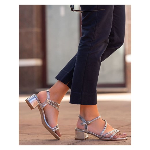 Sandały damskie Belucci z klamrą srebrne eleganckie na obcasie 