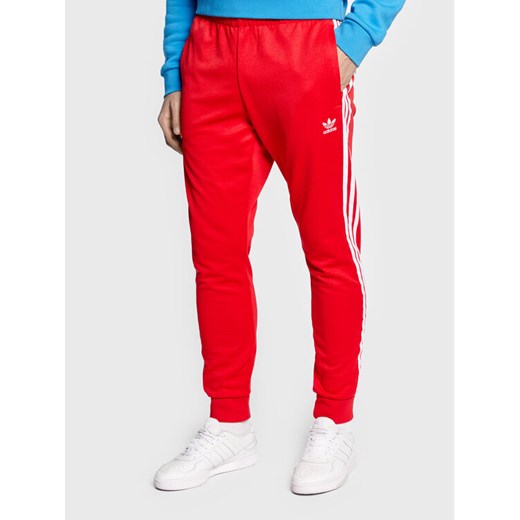 adidas Spodnie dresowe adicolor Classics Primeblue HF2134 Czerwony Slim Fit ze sklepu MODIVO w kategorii Spodnie męskie - zdjęcie 181212934