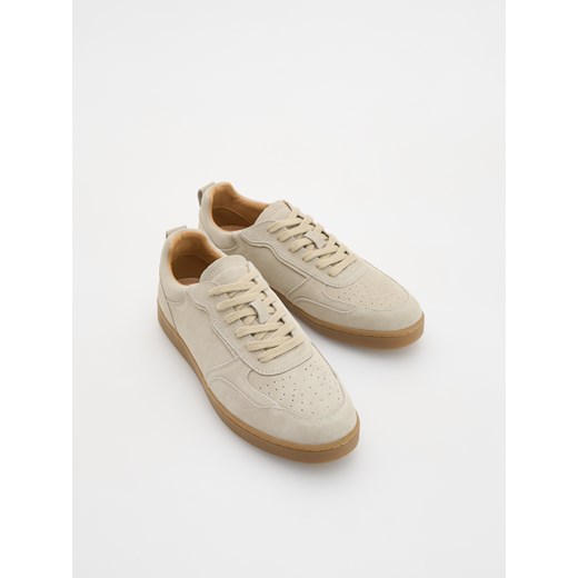 Reserved - Zamszowe sneakersy - beżowy ze sklepu Reserved w kategorii Buty sportowe męskie - zdjęcie 181224961