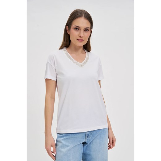 T-shirt z ozdobnym dekoltem biały ze sklepu Moodo.pl w kategorii Bluzki damskie - zdjęcie 181235594