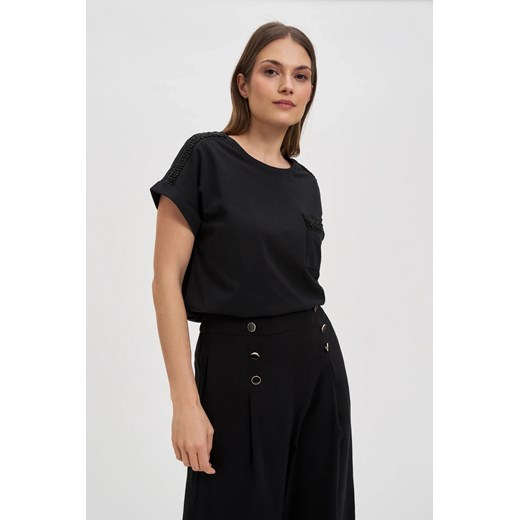 Bawełniany t-shirt ozdobiony koralikami czarny ze sklepu Moodo.pl w kategorii Bluzki damskie - zdjęcie 181235613