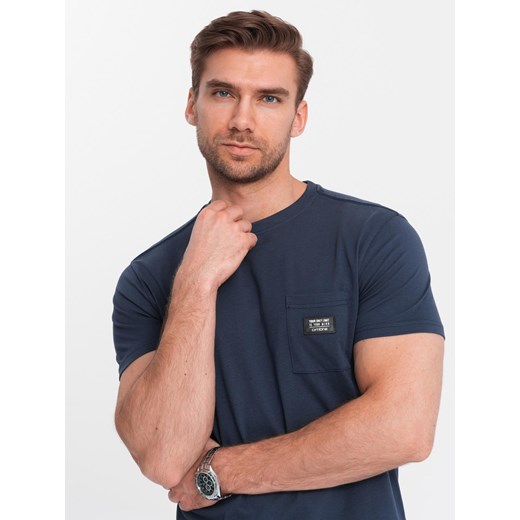 Casualowy t-shirt męski z naszywką na kieszeni – granatowy V10 OM-TSCT-0109 ze sklepu ombre w kategorii T-shirty męskie - zdjęcie 181907343