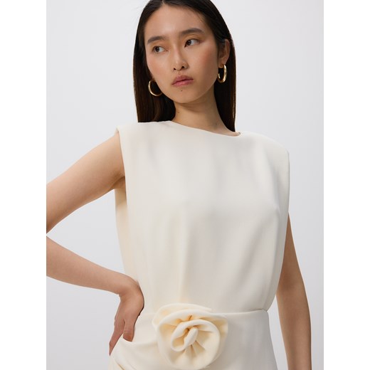 Reserved - Sukienka mini z różą - złamana biel Reserved S Reserved