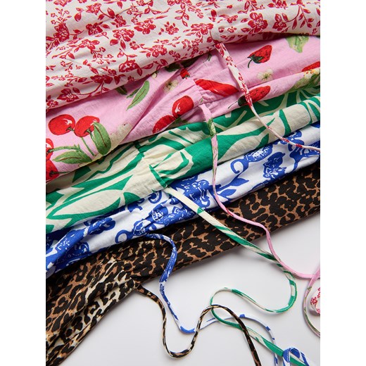 Reserved - Wzorzysta sukienka midi z wiskozą - czerwony Reserved M Reserved